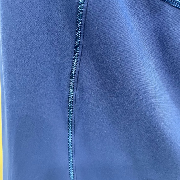 Lululemon Sculpt Tank ll in RARE Blue and Black colored top size 6-8 - Picture 12 of 12
